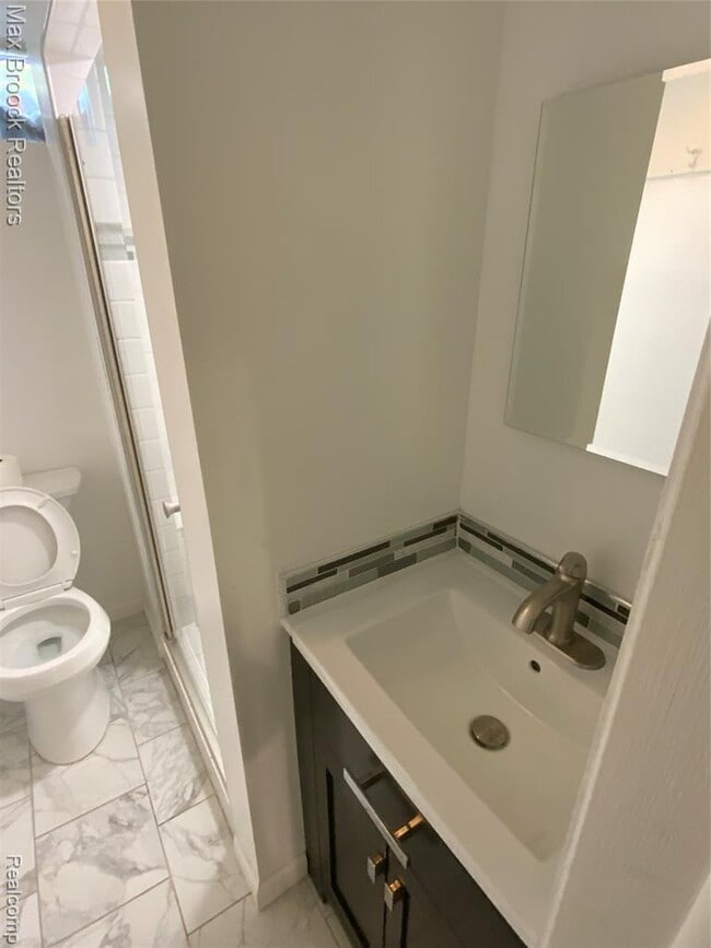 Building Photo - 5715 Sunnycrest Dr