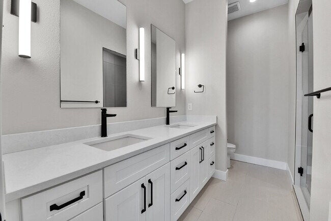 Building Photo - $2,895.00 - 2 Bed, 2.5 Bath Townhome in Prime Denver Location!