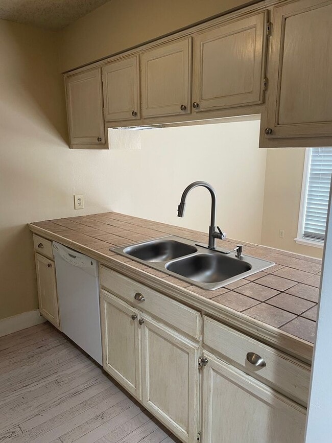 Building Photo - Darling 1 Bed, 1.5 Bath Townhouse with sma...