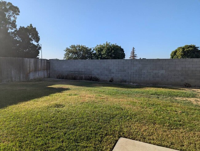 Building Photo - 3 Bedroom House