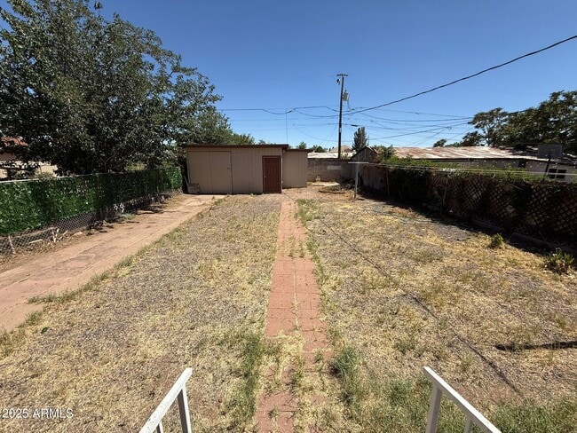 Building Photo - 851 E 9th St