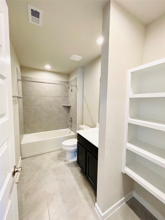 Building Photo - 3310 Silverton Dr