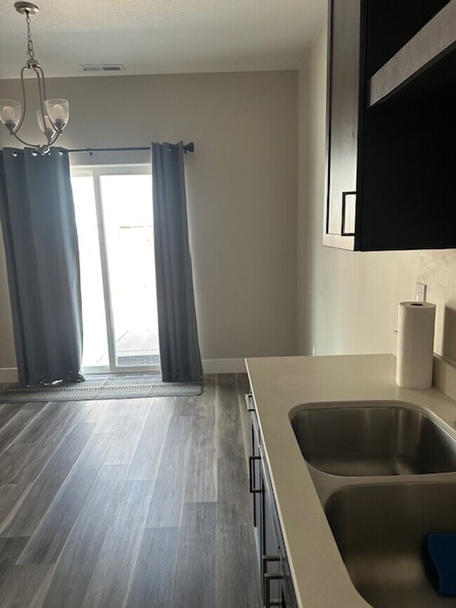 Building Photo - Amazing 3 bed, 2.5 bath with 2 car garage townhome!