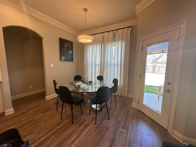Building Photo - Gorgeous Updated 3 Bedroom Home - Only 5 years Old!