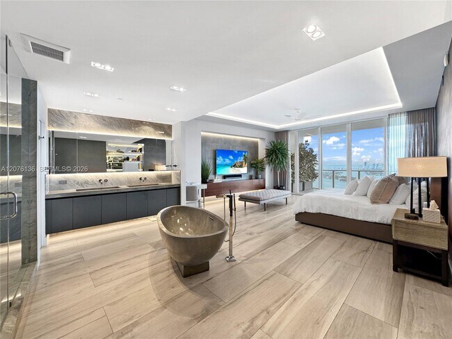 Building Photo - 2020 N Bayshore Dr