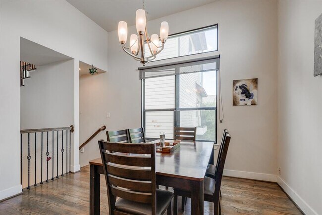 Building Photo - 4106 Marina St