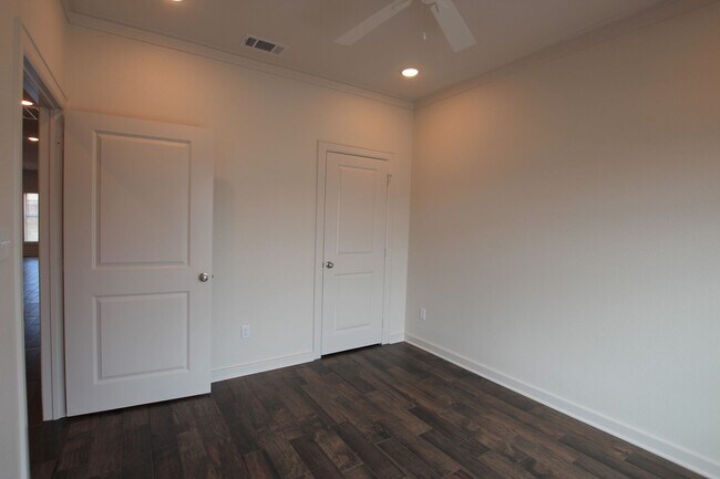 Building Photo - Luxury 3 Bedroom 2 Bath Townhomes in Bulla...