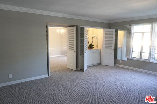 Building Photo - 951 Masselin Ave