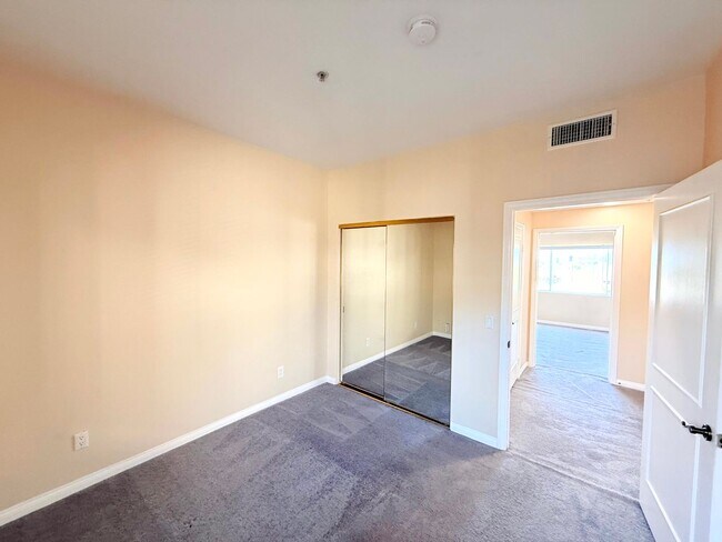 Building Photo - Gorgeous Spacious 2 Bedroom - 2 bath top f...