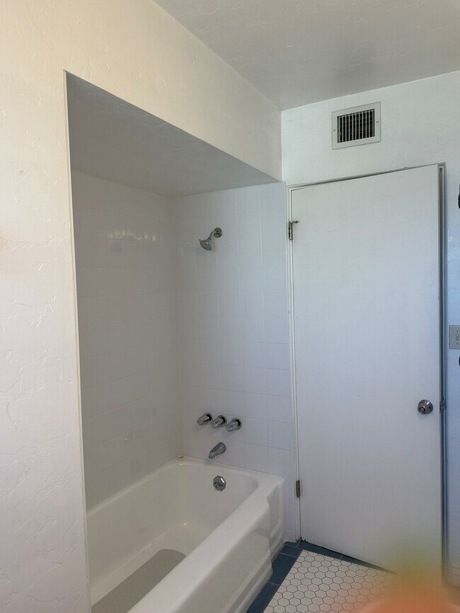 Building Photo - 902 S Fremont Ave