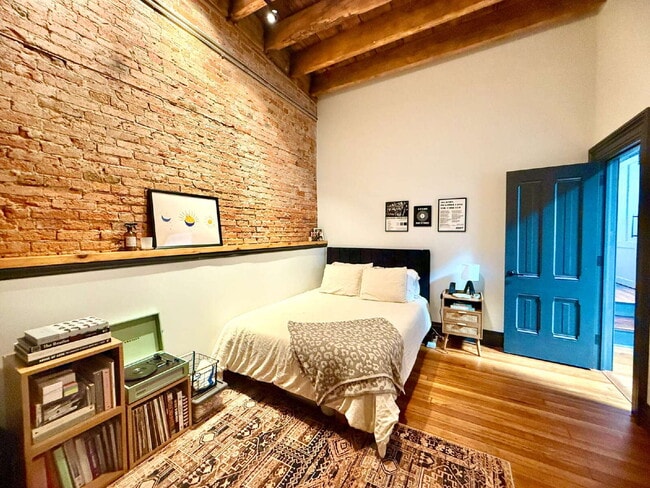 Building Photo - Beautifully Refinished Historic Downtown Apartment!