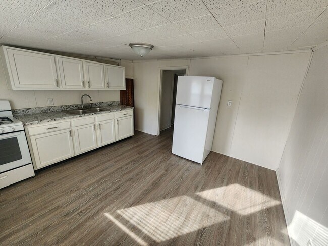 Building Photo - 1122 Larchmont Ave