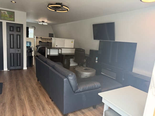 Building Photo - Modern Detached (ADU) Efficiency Apartment