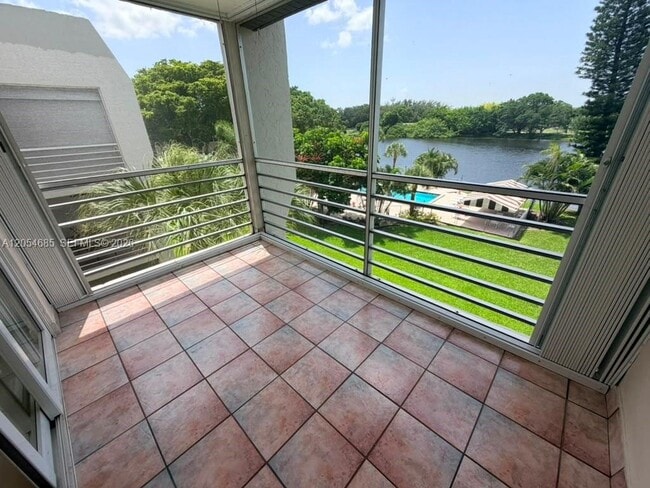 Building Photo - 9440 Poinciana Pl