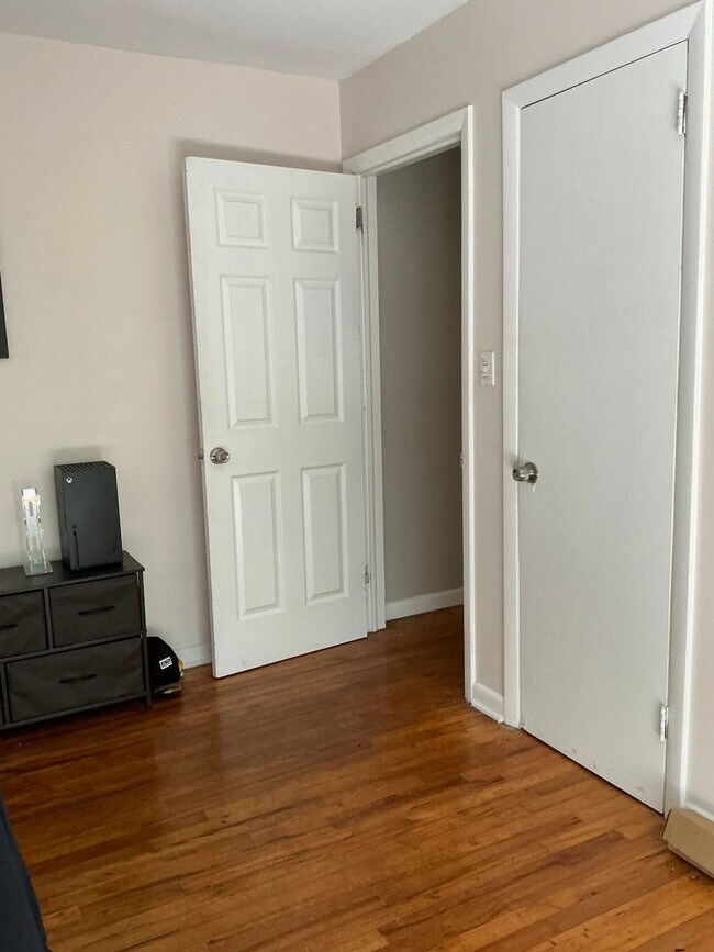 Building Photo - 3 bedroom 2 bathroom house conveniently lo...