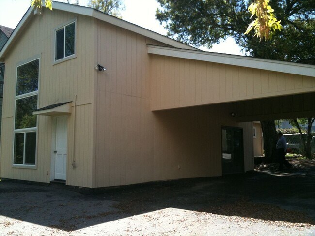 Building Photo - 3/1 Close to UC, hiking, mountain biking and downtown
