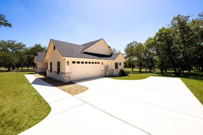 Building Photo - Where Southern Charm Meets Everyday Comfort