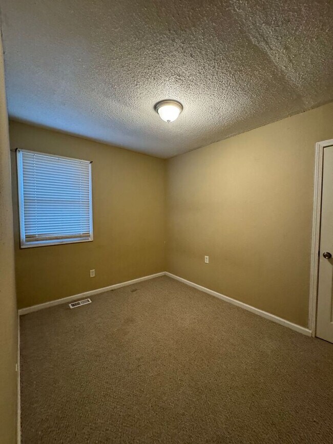 Building Photo - Coming Soon: 3 Bedroom Home Near Zoo & Parks!