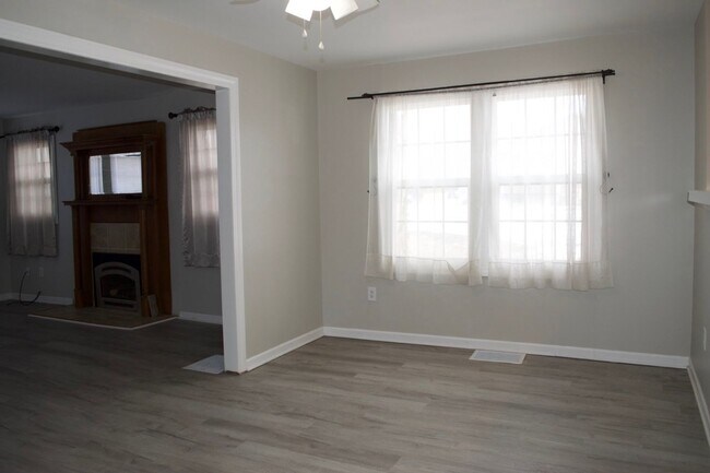 Building Photo - Conveniently Located 3 Bed 2 Bath House