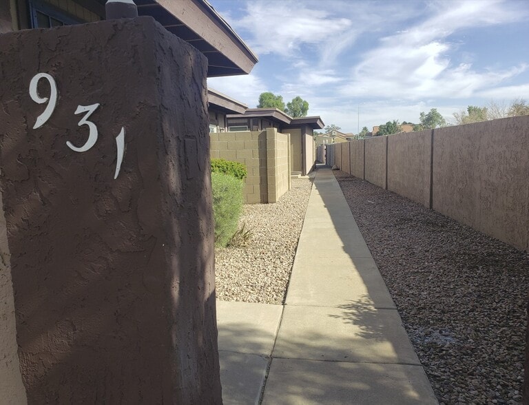 Building Photo - 931 S Casitas Dr