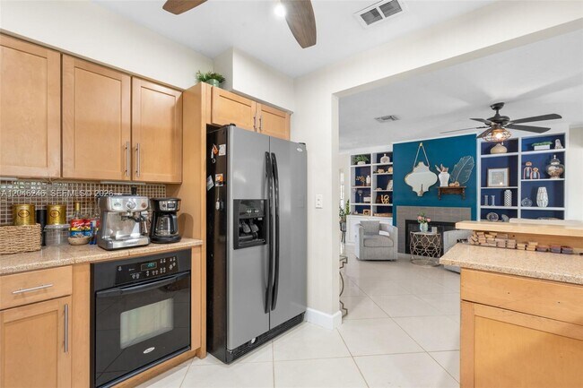 Building Photo - 9940 W Bay Harbor Dr