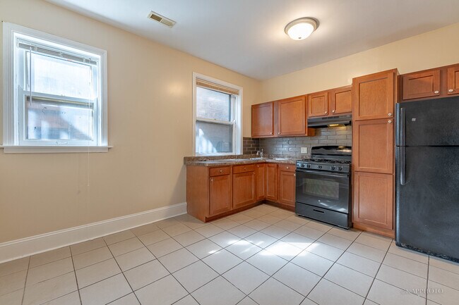 Building Photo - 6819 S Ridgeland Ave