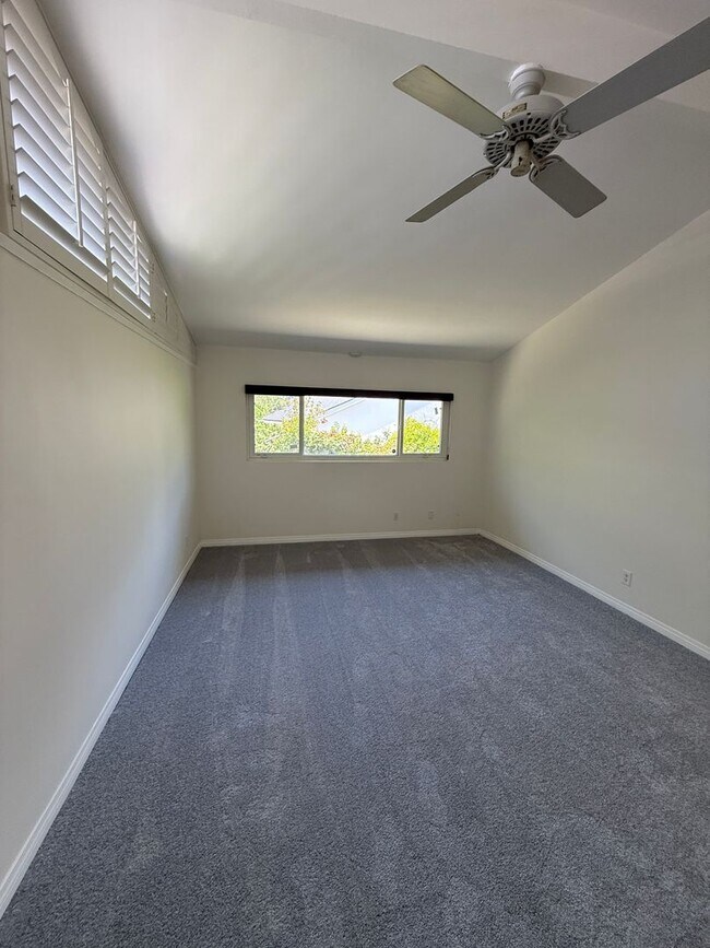 Building Photo - Beautiful One Level, 3 Bedroom, 3 Bathroom Tarzana Pool Home for Lease!