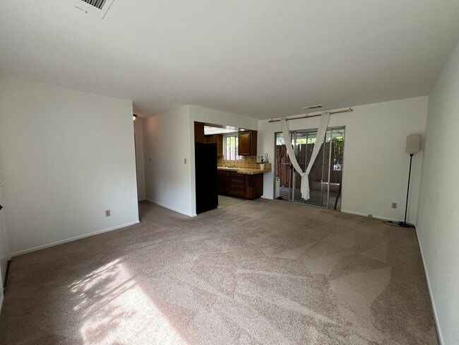 Building Photo - Pet friendly 2+1 w/private yard + in-unit laundry!