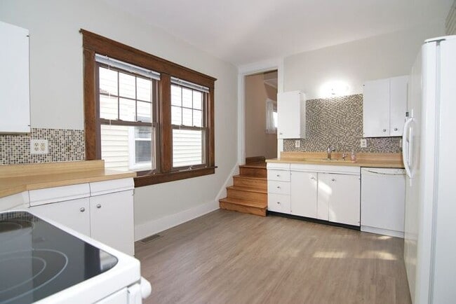 Building Photo - Great Location Steps From Main Street in Speedway!