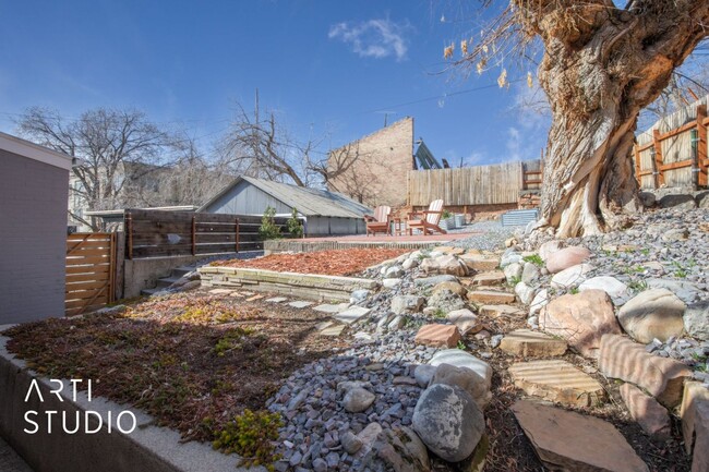 Building Photo - Charming Historic Home