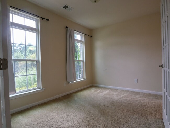 Building Photo - 4BR Corner Townhome in West Broad Village