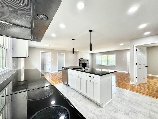 Building Photo - 1821 Blue Ridge Dr