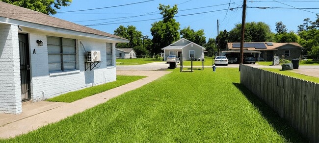 Building Photo - 7818 Oak Knoll Ln