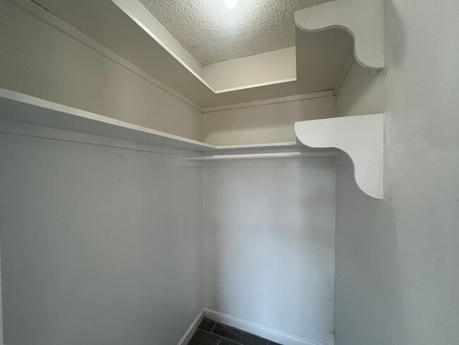 Building Photo - Four Bedroom Two Bath in Calallen School District!!