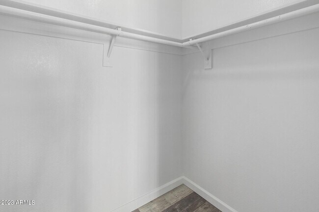 Building Photo - 653 W Guadalupe Rd