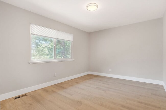 Building Photo - Fully Updated 2 Bedroom 1 Bath Condo