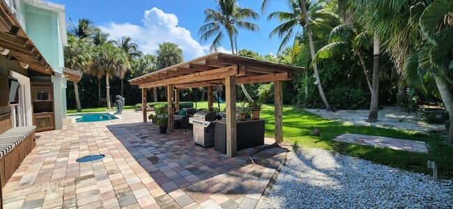 Building Photo - 1066 SE St Lucie Blvd