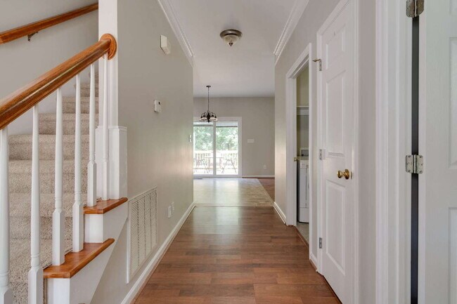 Building Photo - Charming 4-Bed Home with Fenced-in Backyar...