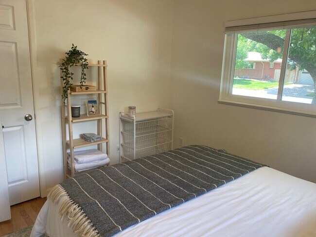 Building Photo - Single Family home half a block from Bible Park.