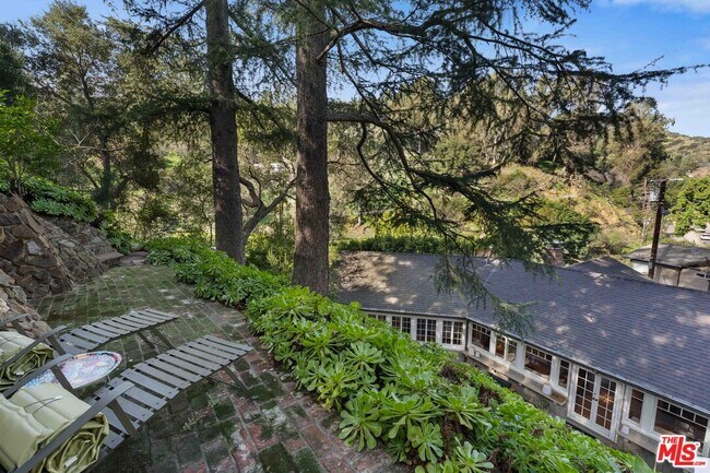 Building Photo - 8050 Jovenita Canyon Dr