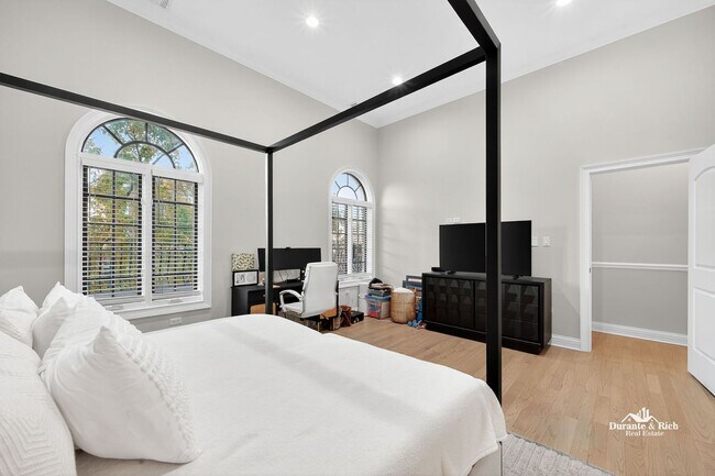 Building Photo - Luxurious Fully Furnished Penthouse Retrea...