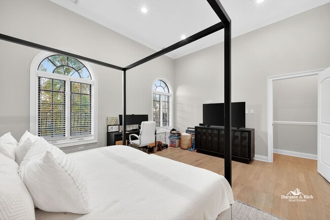 Building Photo - Luxurious Fully Furnished Penthouse Retreat in the Heart of Chicago's Desirable Near West Side