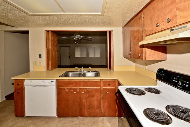 Building Photo - 2 bedroom 1.5 bath with a carport & backyard