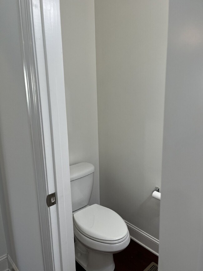 Building Photo - "Charming 4-Bed Gem with Guest Suite & Mod...