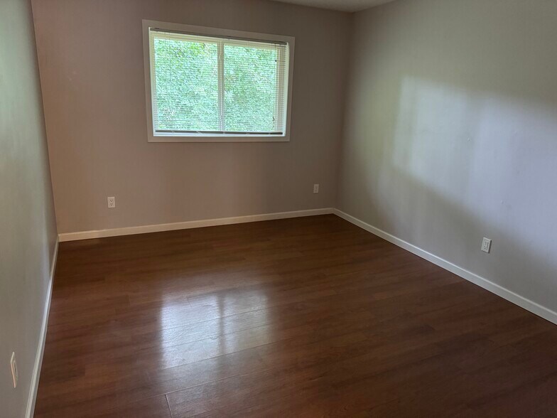 Master Bed - 2916 Davison Ave