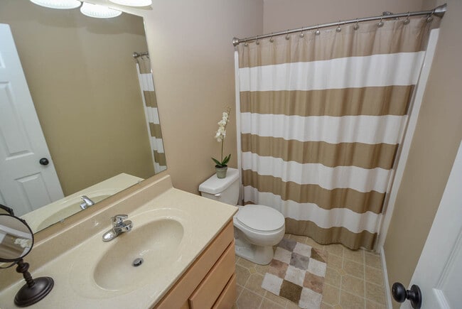 Building Photo - 808 S Silverwood Rd