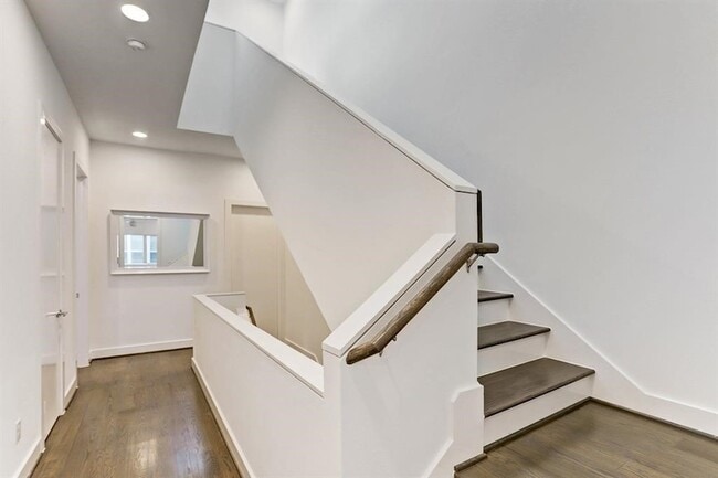 Building Photo - 5905 E Post Oak Ln