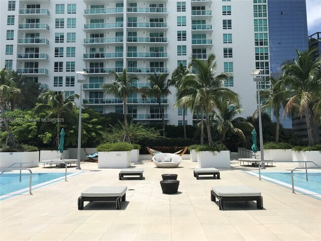 Building Photo - 950 Brickell Bay Dr