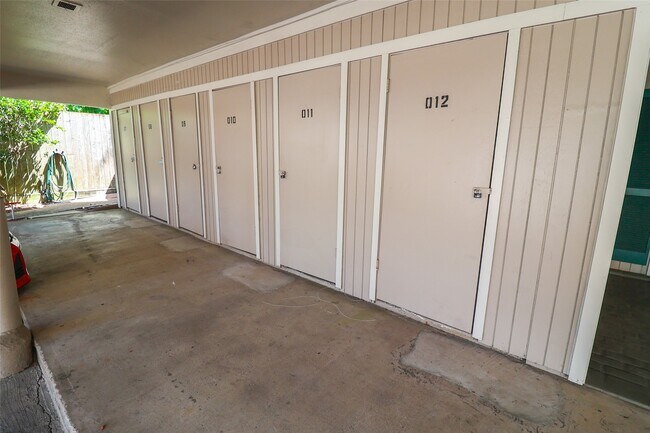 Building Photo - 2230 S Piney Point Rd