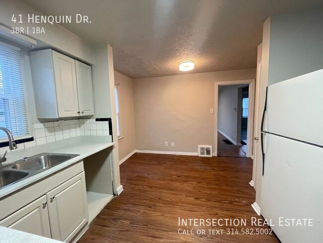 Building Photo - SECTION 8 APPROVED  - Charming 3 Bed/1Bath...